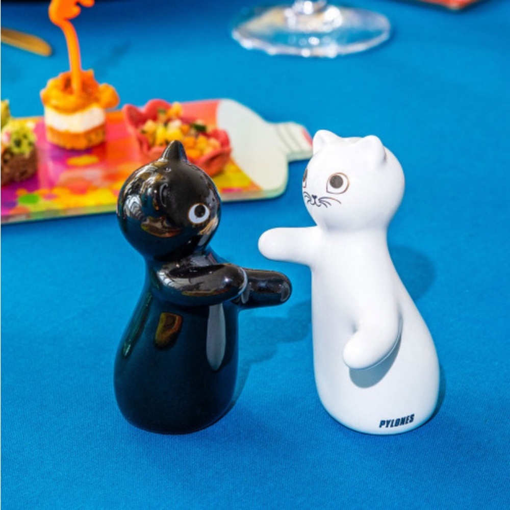NWT Pylons Hugcat Salt and Pepper Shaker Set